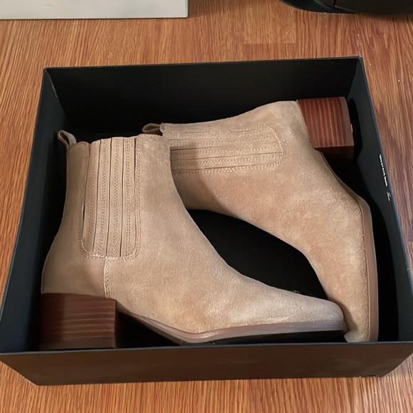 NIB Banana Republic Suede Cowboy Chelsea Boots 7.5 Desert Dune - Picture 10 of 12